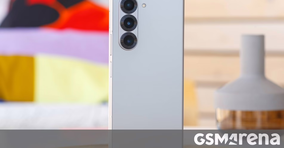 Điện thoại thông minh ba lần đầu tiên của Samsung sẽ thất vọng trong bộ phận sạc