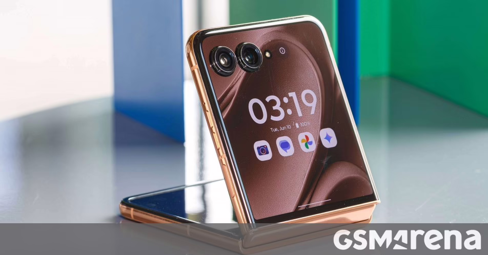 Motorola Razr+ 2025 để xem xét
