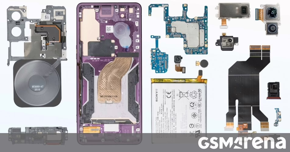 Sony Xperia 1 VII được tháo rời trên video