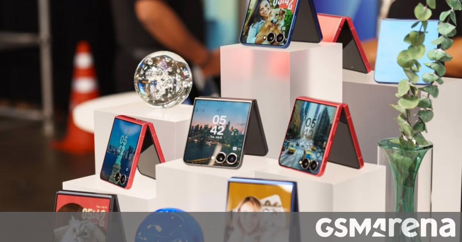 Samsung cũng phát hành các video quảng cáo Galaxy Z Flip7 và Watch8