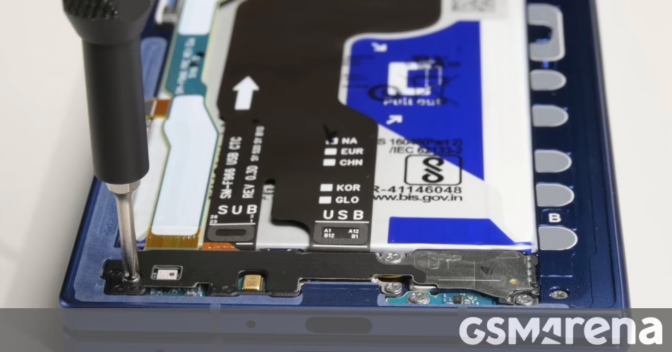 Samsung Galaxy Z Fold7 Video Teardown cho thấy khả năng sửa chữa kém