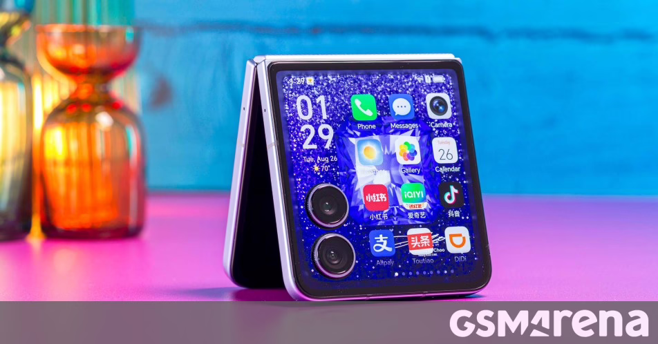 Honor Magic v Flip 2 Jimmy Choo Edition trong để xem xét