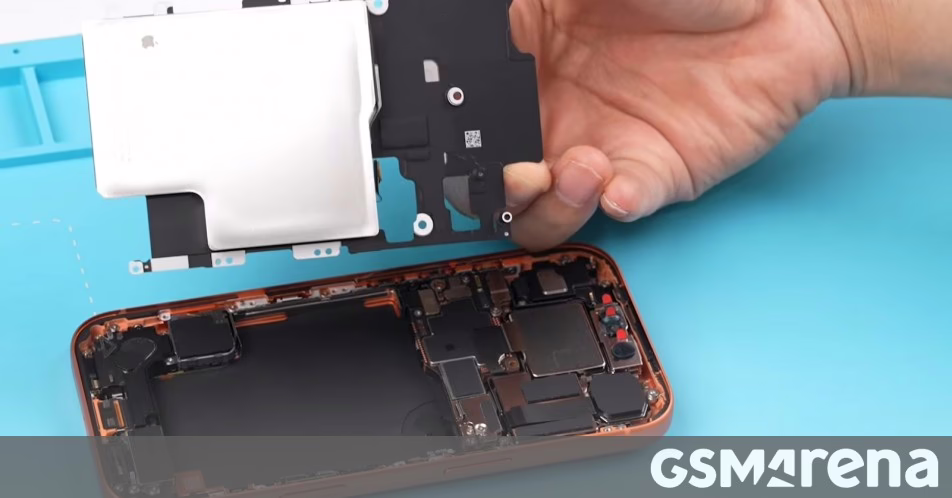 iPhone 17 Pro Video Teardown được phát hành