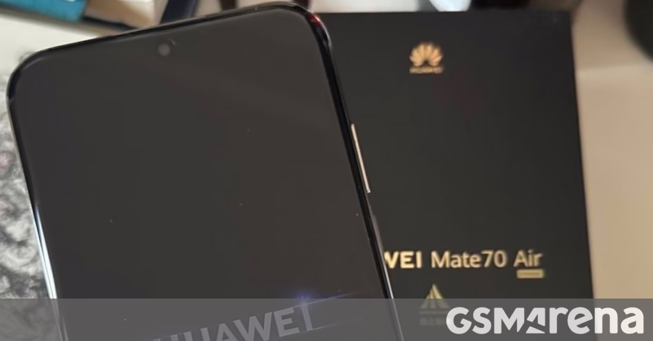 Huawei Mate 70 Air tạo dáng trước camera