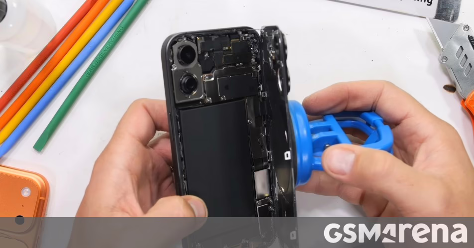 Xé iPhone 17 xác nhận quy trình quen thuộc và giá linh kiện dốc