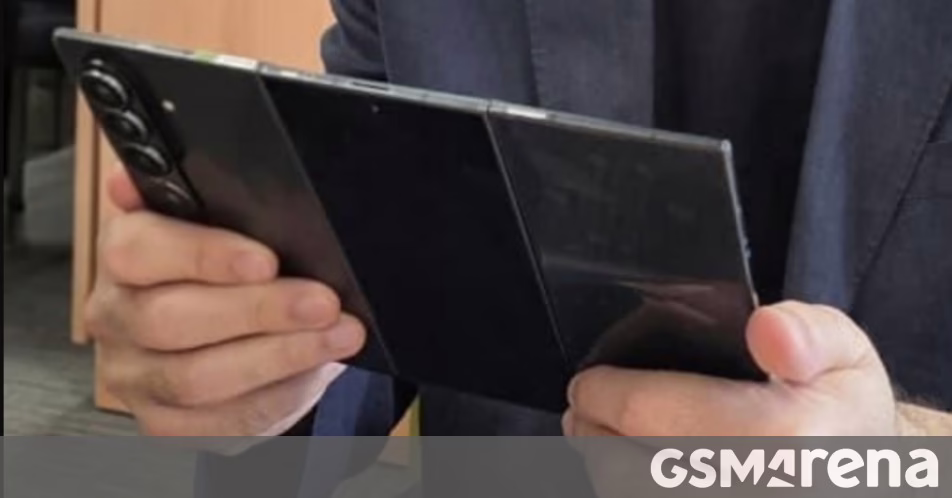 Nguyên mẫu Samsung Galaxy Z TriFold với bốn bề mặt camera phía sau
