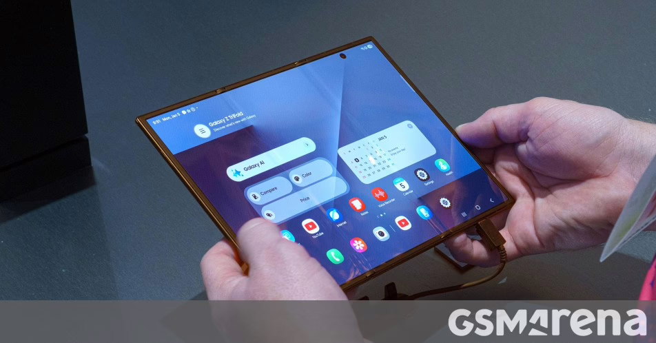Trên tay Samsung Galaxy Z TriFold