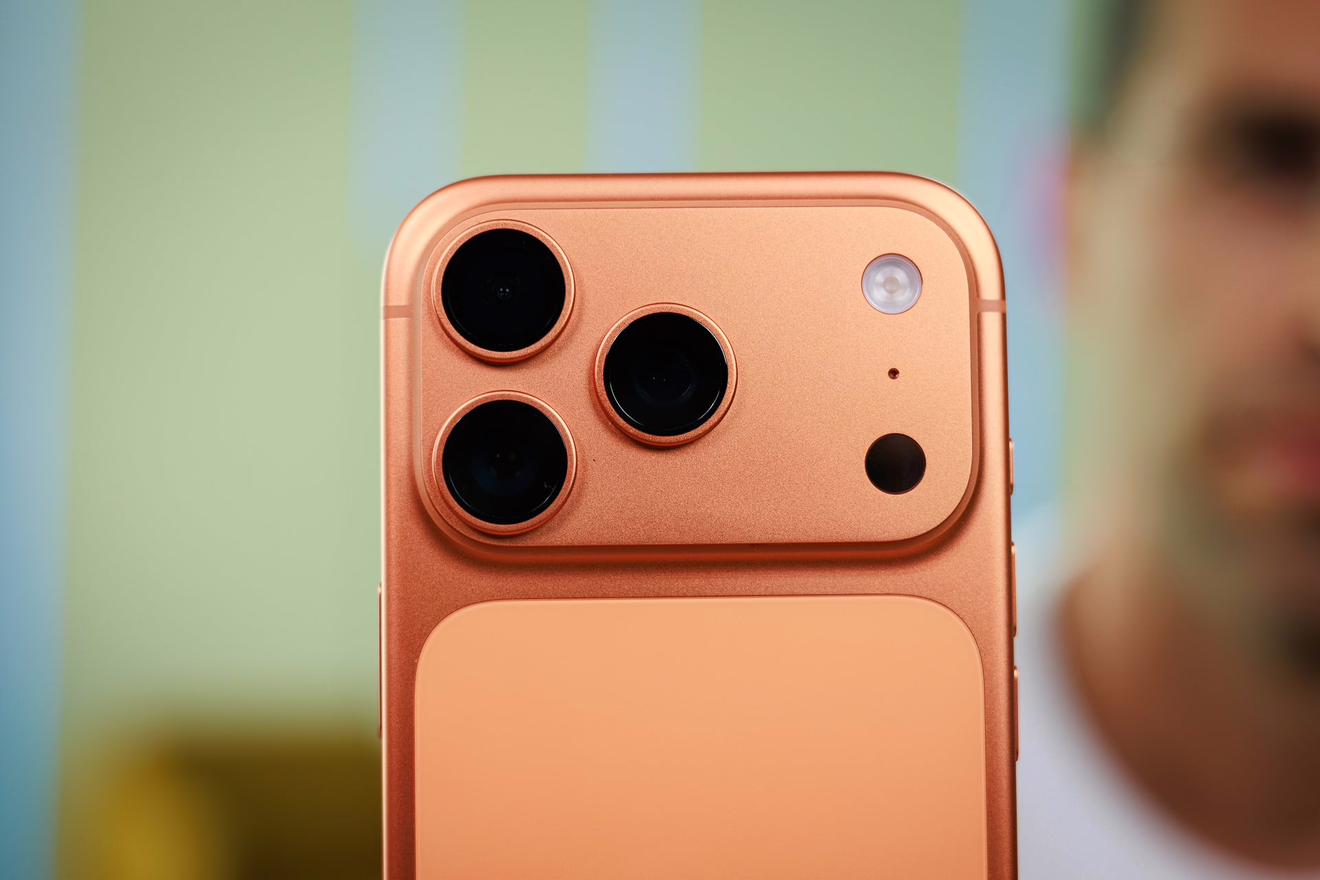 Apple hoàn toàn đi đúng hướng với thiết kế nhàm chán của iPhone 18 Pro
