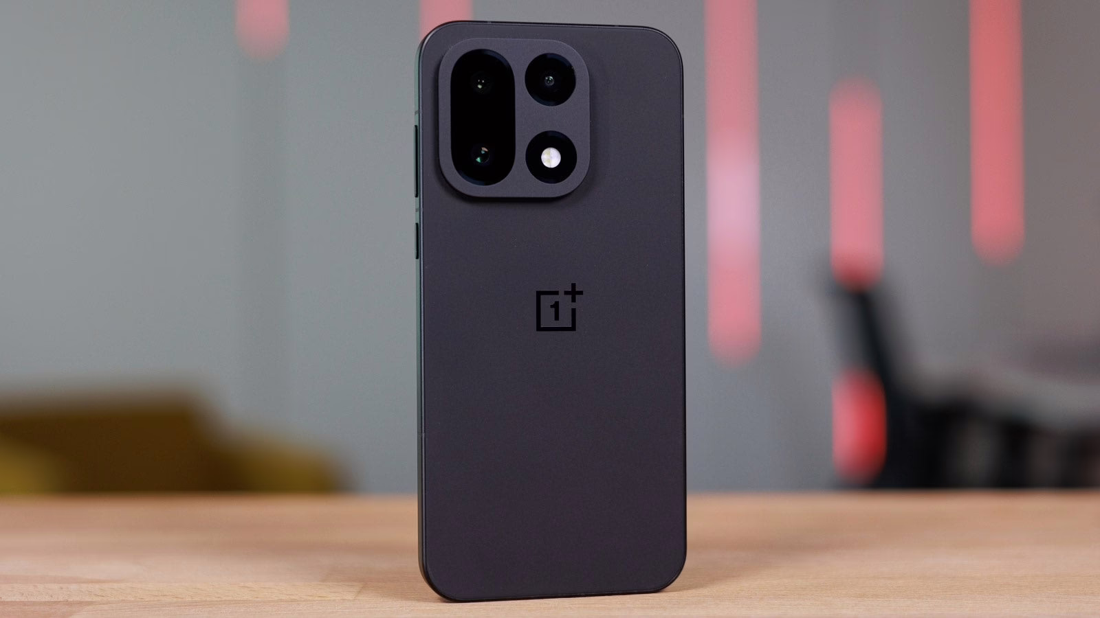 OnePlus 15 cực kỳ mạnh mẽ hiện được giảm giá 100 USD và đi kèm quà tặng miễn phí trị giá 200 USD
